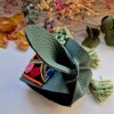 Szeroka bransoletka ze skóry z ozdobną taśmą - boho chwosty