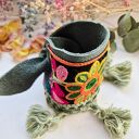Szeroka bransoletka ze skóry z ozdobną taśmą - boho chwosty