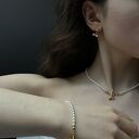 Srebrna bransoletka z białych pereł SWAROVSKI® CRYSTAL i kokardką - 18 cm
