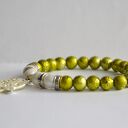 Bracelet by SIS: limonkowe korale z ręką fatimy przynoszoszącą szczęście