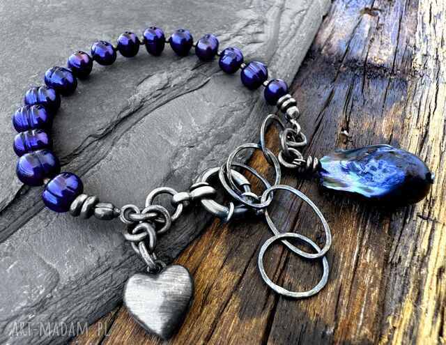 Bransoletka z perłami naturalnymi w kolorze granatowym z fioletowym overtonem