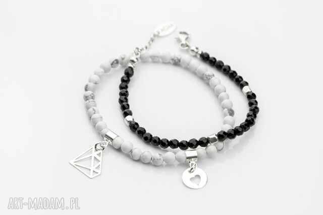 Zestaw bransoletek z kamieni onyks czarny i howlit z zawieszkami