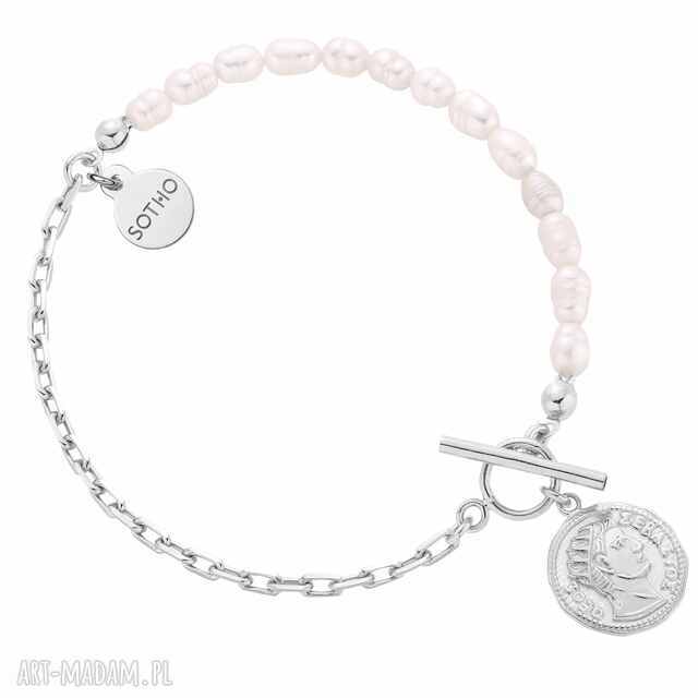 Srebrna bransoletka z pereł naturalnych zdobiona monetą