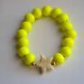 Bracelet by SIS: gwiazda w neonowo żółtych koralach - howlit kamienie neon