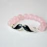 Bracelet by SIS: czarne z cyrkoniami w jasno różowych kamieniach wąsy