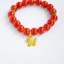 prezent bracelet by sis: złoty kwiatek w czerwonych korale