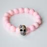 Bracelet by SIS: czaszka w pastelowo różowych kamieniach półszlachetnych marmur
