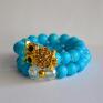 Bransoletka handmade wykonana jest z 10mm szklanych koralików w błękitnym kolorze. Niebieski
