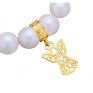 Bransoletka wykonana z pereł SWAROVSKI® CRYSTAL w kolorze perłowym opalizującym Pearlescent, zdobiona ażurowym aniołkiem i z logo marki. Zawieszka