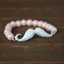 Bracelet by SIS by: białe wąsy w różowych perłach