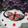 Przepiękna, przyciągająca uwagę z motylkiem w odcieniach czerwieni, pomarańczy, dodatkiem bieli i czerni. Bransoletka z motylem