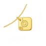 Złota bransoletka łańcuszkowa zdobiona w kształcie aparatu i zawieszką z logo marki. Aparacik