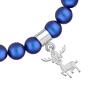Bransoletka wykonana z pereł SWAROVSKI® CRYSTAL w kolorze Iridescent Dark Blue, zdobiona reniferkiem i zawieszką z logo marki. Święta