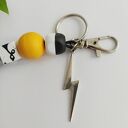 brelok drewniany z błyskawicą