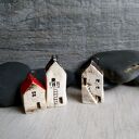 Zawieszka-brelok domek ceramiczny z czerwonym dachem