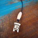 Zawieszka brelok Szafka ceramiczna - uroczy amulet do kluczy i torebki