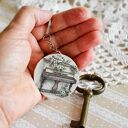 Drewniany brelok do kluczy z pianinem i kwiatami jabłoni