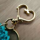 Turkusowa zawieszka szydełkowa z liściem