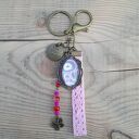 Brelok do kluczy lub torebki - Live Your Dream z różową koronką i charmsami