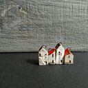 Zawieszka-brelok domek ceramiczny z czerwonym dachem