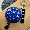 Brelok szydełkowy granatowy z ćwiekami i koralikami