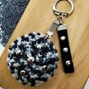 Brelok szydełkowy czarno-biały z ćwiekami i koralikami