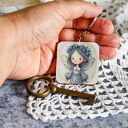 Brelok do kluczy Wróżka Flora - drewniana zawieszka handmade
