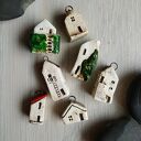 Zawieszka-brelok domek ceramiczny z czerwonym dachem