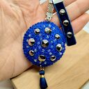 Brelok szydełkowy granatowy z ćwiekami i koralikami