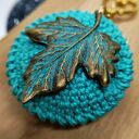 Turkusowa zawieszka szydełkowa z liściem