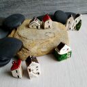 Zawieszka-brelok domek ceramiczny z czerwonym dachem