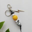 brelok drewniany z błyskawicą