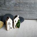 Ceramiczny brelok domek z brązowym dachem - ręcznie robiony