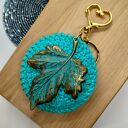 Turkusowa zawieszka szydełkowa z liściem