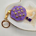 Breloczek szydełkowy fioletowy z ćwiekami i chwostem