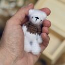 Biały mały miś na szydelku