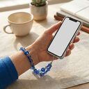 Elegancka smycz do telefonu ze szklanych koralików - błękitny akcent z ceramiczną kulką