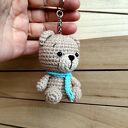 Szydełkowy miś breloczek handmade - urocza zawieszka na prezent
