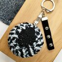 Zawieszka szydełkowa biało-czarna z ornamentem (KR/21/26)