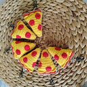 Szydełkowy breloczek do kluczy w kształcie pizzy pepperoni
