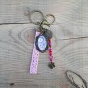 Brelok do kluczy lub torebki - Live Your Dream z różową koronką i charmsami