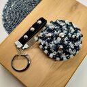 Brelok szydełkowy czarno-biały z ćwiekami i koralikami