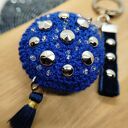 Brelok szydełkowy granatowy z ćwiekami i koralikami