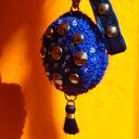 Brelok szydełkowy granatowy z ćwiekami i koralikami