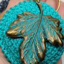 Turkusowa zawieszka szydełkowa z liściem