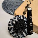 Zawieszka szydełkowa biało-czarna z ornamentem (KR/21/26)