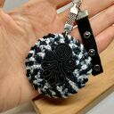 Zawieszka szydełkowa biało-czarna z ornamentem (KR/21/26)