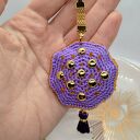 Breloczek szydełkowy fioletowy z ćwiekami i chwostem