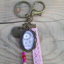 Brelok do kluczy lub torebki - Live Your Dream z różową koronką i charmsami