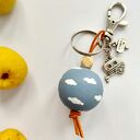 Drewniany brelok w chmurki - boho zawieszka do kluczy i torebki